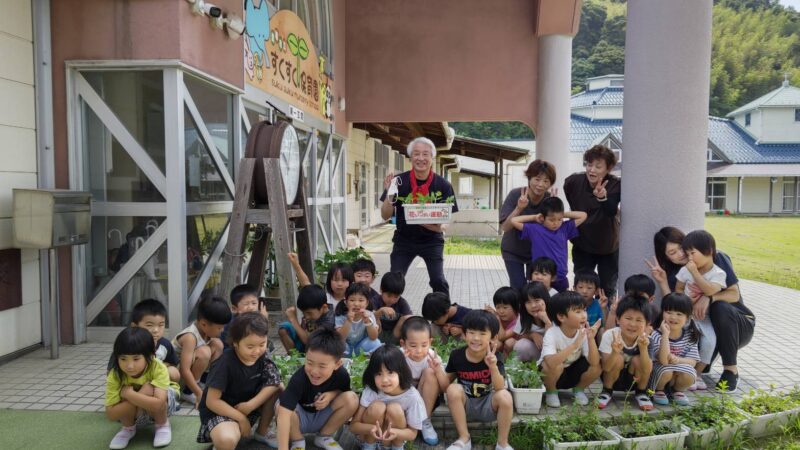 向日葵の苗を5分区内の施設に配布しました
