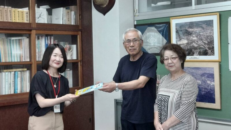 「コウくんと きいろいはね」の絵本を2分区の小学校に寄贈しました