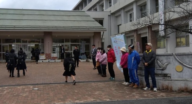 小中学校の年3回の”あいさつ運動”に参加してます